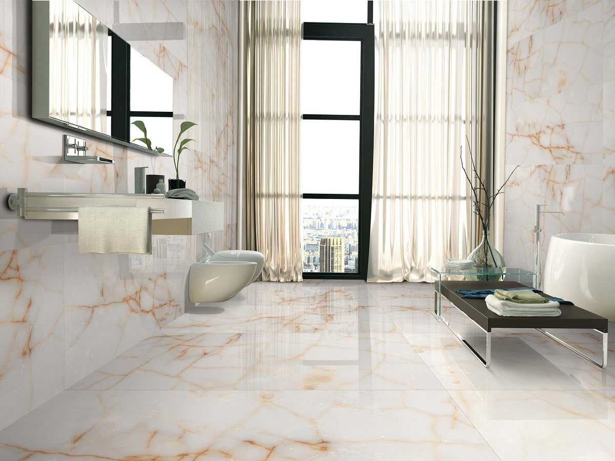 Белая матовая плитка на полу в ванной